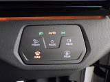 タッチコントロール。ライト機能やアシストシステムなどのスイッチを、指先で触れることによりスムーズに操作できます。