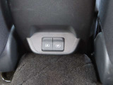 リヤシート前部にも充電ポートが2個付いています。後部座席の方も充電が容易に出来るので安心です。
