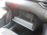 助手席前には車検証の収納に便利なグローブBOXが備わっています。
