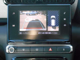 8リバースポジションにシフトすると自動的にカメラが作動、画面に後方の視界が映し出される安心のバックカメラを装備。