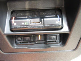 ETCとドライブレコーダーの本体は手元に取り付けられています。その為ガラスにはカメラ部分しかなく視界の邪魔になりません。