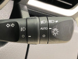 周りの明るさに応じて点灯するオートライト。ワンタッチターンシグナル機能付き方向指示器になっています。レバーはターン位置で固定されず、手を離すと元の位置に戻ります。