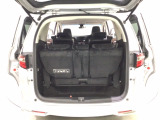 トランクは深く大きな収納スペースがあり、三角表示板などのカー用品を常時積んでおくことができます。