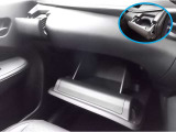 グローブボックスと収納式カップホルダー (カップホルダーは運転席側にもございます。)