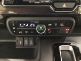 エアコンパネル内のシートヒータースイッチは前席の左右別々に2段階で温度設定ができます。近くにスマートフォンなどの充電可能なUSB端子が2個、音源などの外部入力の可能なUSB端子が1個ついています。