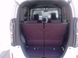 トランクは、車内空間に対して広めの容量を持っています。後席を倒せば、より広い荷室空間が得られます