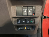 両側電動スライドドアは運転席から操作ができるスイッチが付いています。Hondaセンシング用のVSA(ABS+TCS+横滑り抑制)解除などのメインスイッチやその下にETCがついています。