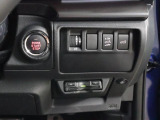 エンジン始動のプッシュボタンの右脇にはパワーリヤゲートの設定スイッチがまとまっています 走行中でも手の届きやすいポジションです◎