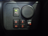 運転席右側のスイッチパネル。左上は前後コーナーセンサー、後退時に障害物との接近をアラーム音でお知らせしてくれます。安心の機能です。