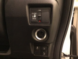 左電動スライドドアは運転席から操作ができる操作スイッチが付いています。Hondaセンシング用のVSA(ABS+TCS+横滑り抑制)解除とレーンキープアシストシステムなどのメインスイッチも装備しています