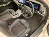 【コックピットシート】BMW車の主役席。車体中央にくる様に配置し車両重心とが一致する事でドライバーと車との一体感あるドライビングを実現。人間工学に基づき形成した形状が長時間のドライブ疲労も軽減します!