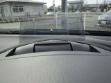 アクティブドライビングディスプレイの画像です。メーターを注視せずに情報確認が可能で、運転に集中できます。