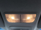 マップランプは左右独立して使用可能で、暗い車内でも手元を明るく照らしてくれます♪
