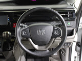 ハンドル右側には運転サポート、情報・ディスプレー関係、左側にはナビ、クルーズコントロール、オーディオ関連スイッチが配置されています。