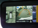 人気のアラウンドビューモニターは車の周囲を前後左右に付いている4つのカメラで上空から見下ろしたような映像を写します。