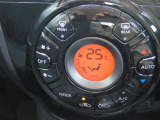 フルオートエアコンです!ボタンでの簡単な操作で室内を快適な温度にします。夏場・冬場でも快適なドライブができます!