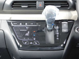 車内の温度調節が簡単にできるオートエアコンです。