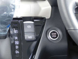 プッシュ式エンジンスタート ブレーキを踏みながらボタンを押すだけで簡単にエンジンが掛かります。鍵は差し込む必要が無いのでポケットやバッグに入れたままで掛かるのでとても便利です。