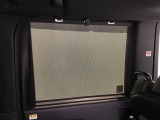 ロールサンシェイド☆2列目の窓ガラス下部にサンシェイドが収納☆夏場にエアコンを切ってサンシェイドをかければ、車内の風通しも車の燃費も向上☆
