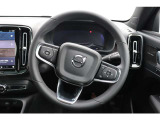 ハンドルに配置されたボタンは走行中の操作も簡単に使えるだけでなく、運転操作の邪魔もしません。