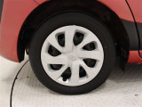 タイヤサイズは185/60R15!納車前の点検時にタイヤ交換させていただきます!ホイールキャップに傷があります。