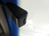 映像と音声を記録してくれるドライブレコーダは、事故の際に確かな証拠能力を発揮してくれる安心の装備です。