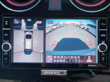 【インテリジェントアラウンドビュ-モニタ-】駐車中のクルマを、上空から見下ろしているかのような映像にして表示します。ひと目で周囲の状況がわかるため、スムースに駐車できます。