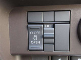 片側電動スライドドアのスイッチ付です。車内からもスイッチひとつで楽にドアの開閉が可能です。