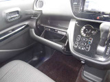 2段式のグローブボックス。 助手席側の収納式のカップホルダー (運転席側にもカップホルダーはございます。)