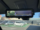 インテリジェント ルームミラーは、車両後方のカメラ映像をミラー面に映し出すので、乗車人数や荷物の量に影響をされずいつでもクリアな後方視界が得られます