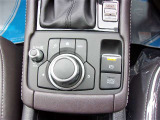 マツダコネクト専用のコマンダーコントロールスイッチ付きです。感覚的な操作が可能で、運転時に操作中の脇見による心配も減ります。
