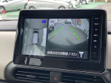 自車を真上から見下ろすように映し出すので周囲の状況が分かるアラウンドビューモニター搭載。フロントカメラとしても使用できます。車庫入れなど苦手な人の頼りになる助っ人です。