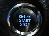 スマートキーシステムはキーをお持ちの方を車がオーナーと判断し、ドアロックの開閉もタッチ&握るだけ。エンジンスタートはブレーキを踏んでスタートボタンを押すだけ。