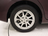 タイヤサイズは205/60R16!納車前の点検時にタイヤ交換させていただきます!純正アルミホイール+キャップ!ホイールキャップに傷があります。