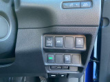 ダッシュボード右下には、横滑り防止機能・車両接近通報装置・エコモードキャンセルスイッチと電動ハンズフリーバックドア操作スイッチが並んでます。