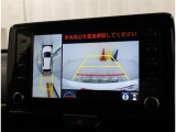 パノラミックビューモニターは、車両の前後左右に取り付けられた、4つのカメラから取り込んだ映像を継ぎ目なく合成。上から車両を見下ろしたような映像をナビ画面に表示することができます。