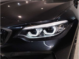 BMWの伝統の丸目4灯ヘッドライトでございます。LEDライトで視認性もよく明るく安全性の向上につながります。