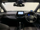 黒とブラウンを基調としたシンプルで使い勝手の良い内装です♪操作スイッチも運転席から触りやすい位置に配置されております!