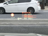 人気のヘッドアップディスプレイ!現在の車速、ナビゲーション・システムによるルート案内の矢印表示、チェック・コントロール、前車接近警告など、さまざまな情報をドライバーの視界内に直接表示いたします!