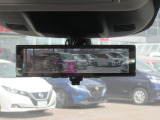 スマート・ルームミラー。ルームミラーに、リヤカメラの車両後方映像を表示。世界初の新技術で、荷物や人で見えづらかった後方視界がクリアに!