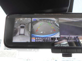 車両を上から見ているようなアラウンドビューモニターの映像をルームミラーに映し出してくれるので、小さなお子様や障害物も確認できます。運転のしやすさはもちろん、事故防止にも役立ちます!