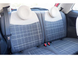 コンパクトながらも後部座席は実用的な広さを確保しています。