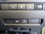 ヒータハンドルやバックドアオープナー、AC電源スイッチ等が運転席右前部に配置されています