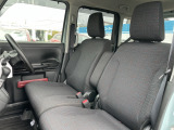 フロントシートは左右がつながったベンチ形状です。中央にはアームレストも装備されており、快適にお使いいただけます!