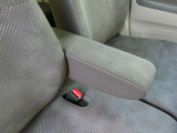 フロントシートには、座り心地をより快適にするアームレストを装備しています。