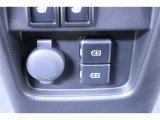 アクセサリーソケットや、携帯の充電などに便利なUSBポートを装備!車内にあると便利なアイテムのひとつですね