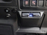 ETC車載器はディーラーオプションの専用ビルトインカバーを使って装着してあります。配線が見えず車内がスッキリする取り付け方法なのが嬉しいですね。※別途セットアップ料金を頂戴します。