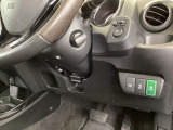 燃費をよくするECON、横滑りを防ぐVSAなどのスイッチは、運転席の右側、手の届きやすい位置にあります。