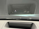 【ヘッドアップディスプレイ】速度やナビゲーションのルート案内等が運転席側のフロントガラスに投影されます。ドライバーは、視線を保ったまま安全に運転することが出来ます。