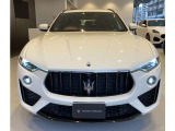 大きなグリルは、Maseratiらしさを演出